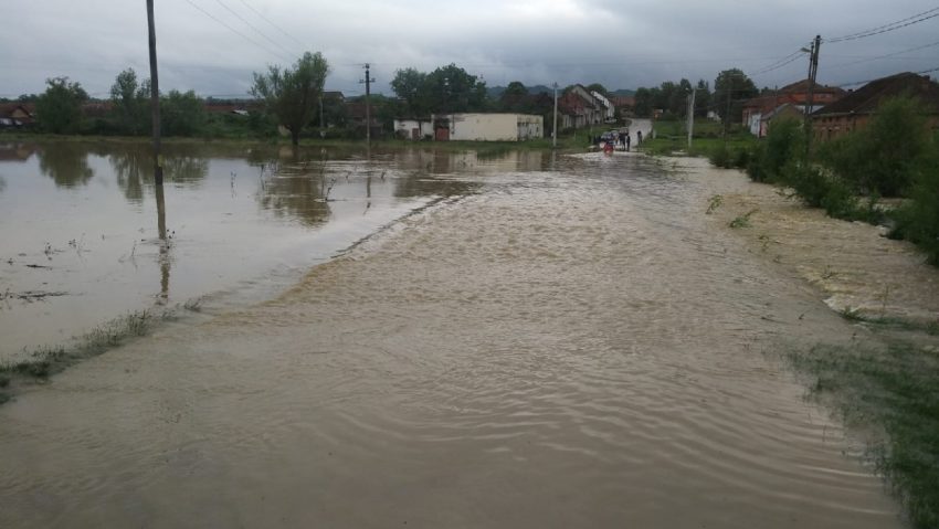 Cod portocaliu de inundaţii pe râuri din 9 judeţe, până luni la 12.00