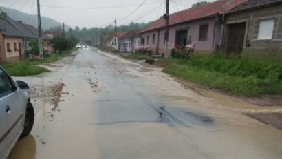 [AUDIO-FOTO-VIDEO] Codul Roşu a făcut prăpăd în Caraş-Severin: drumuri blocate, trafic feroviar închis, localităţi inundate şi fără curent!