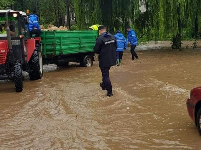 Mai multe efective de jandarmi au acţionat în sprijinul cărăşenilor afectaţi de inundaţii