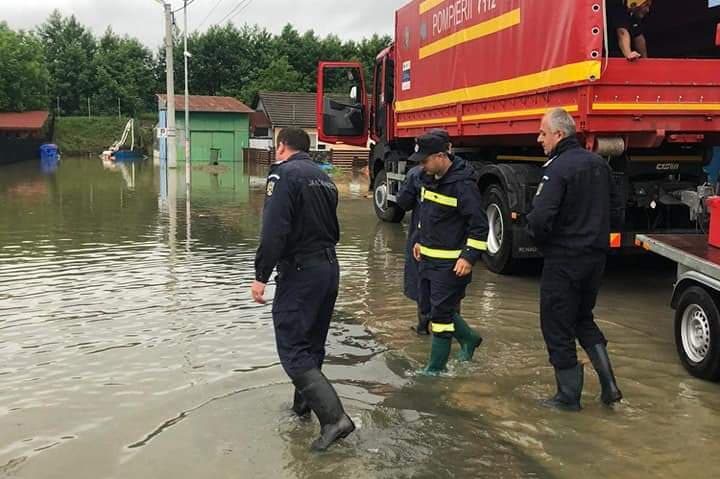 Pericol de inundaţii în mai multe judeţe, din cauza ploilor abundente