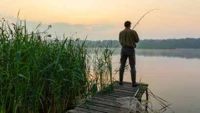 [AUDIO] Fir întins cu reguli noi pentru pescari! Trebuie să stea la 10 metri distanță, nu au voie să socializeze şi sunt obligaţi să poarte măşti de protecţie la întâlnirea cu organele de control