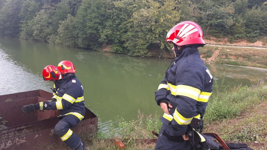 [VIDEO] Pompieri în alertă: un om a căzut într-o groapă de 4-5 metri, la Bocşa