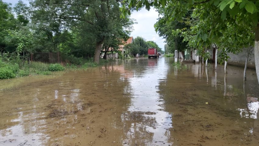 20 de gospodării din satul Gherteniş au fost inundate în urma ploilor din cursul nopţii