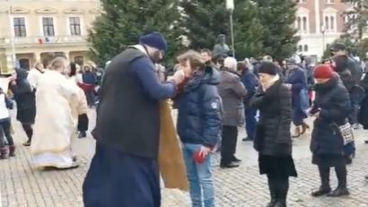 Împărtăşirea credincioşilor cu o singură linguriţă, un aspect delicat şi greu de comentat de Biserică