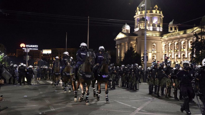 Serbia – Gaze lacrimogene şi răniţi, în a doua seară de proteste din Belgrad şi Novi Sad