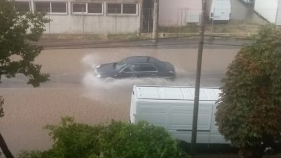 [FOTO] Ploaia din această seară a lăsat locuitori fără energie electrică şi a inundat mai multe zone din Reşiţa