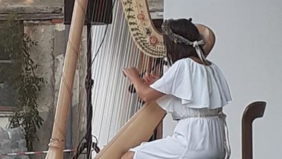 [FOTO-AUDIO] Sunete angelice la Bocşa: Recital de harpă susţinut de Rozalia Pataki!