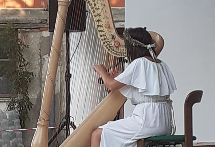 [FOTO-AUDIO] Sunete angelice la Bocşa: Recital de harpă susţinut de Rozalia Pataki!