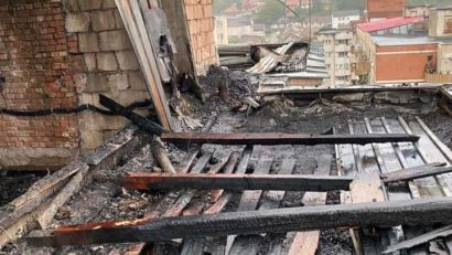 [FOTO-AUDIO] O lampă cu gaz, cauza incendiului de la acoperişul Consiliului Judeţean Caraş-Severin