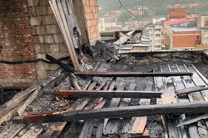 [FOTO-AUDIO] O lampă cu gaz, cauza incendiului de la acoperişul Consiliului Judeţean Caraş-Severin