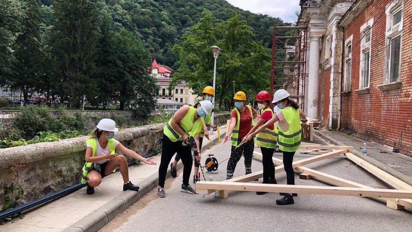 [FOTO-AUDIO] Băile Neptun din Centrul istoric al stațiunii Băile Herculane sunt puse în siguranță de voluntari din toate colţurile ţării