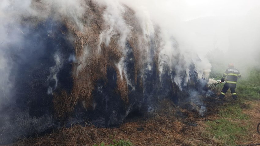 [FOTO] Incendiu lângă Reșița: 15 tone de fân au fost mistuite de flăcări