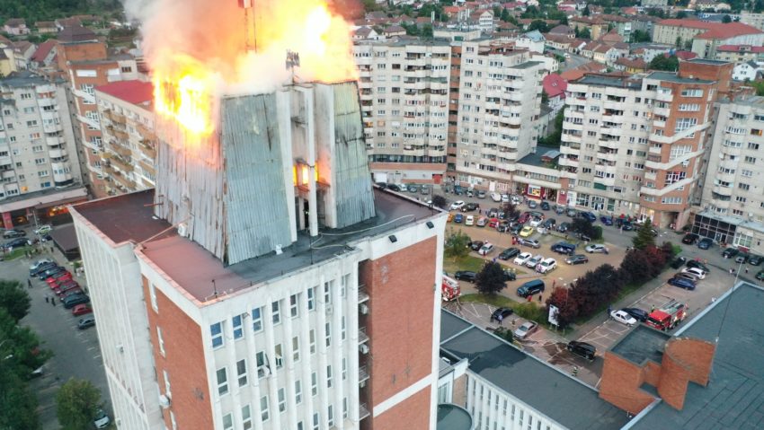 [VIDEO-FOTO-AUDIO] Incendiu la Consiliul Judeţean Caraş-Severin. Flăcările au mistuit acoperişul