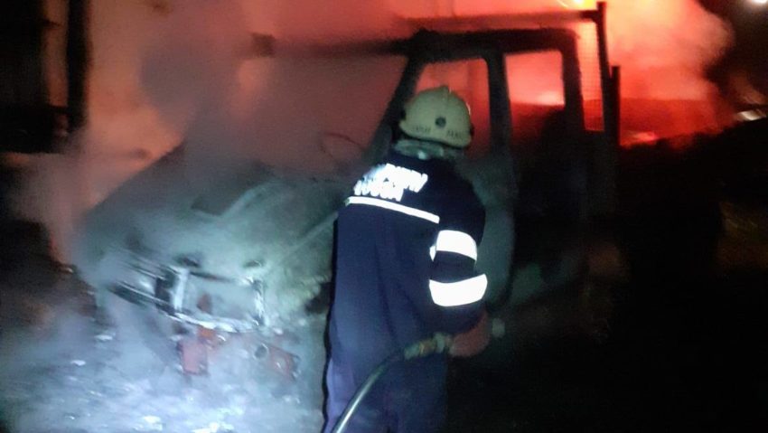 [FOTO]Un tânăr de 20 de ani din Bocşa a fost arestat după ce a incendiat o autoutilitară