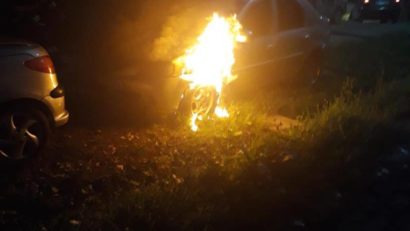 [FOTO] Un autoturism a fost incendiat într-o parcare din Oraviţa