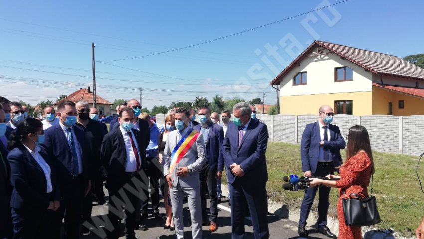 [FOTO-AUDIO] Drumul aduce viaţă! a spus la Măureni, Ludovic Orban