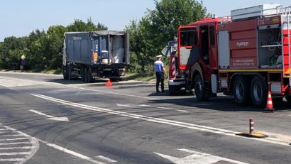 Incendiu la un tir încărcat cu azotat de amoniu. Circulaţia rutieră este întreruptă pe DN59