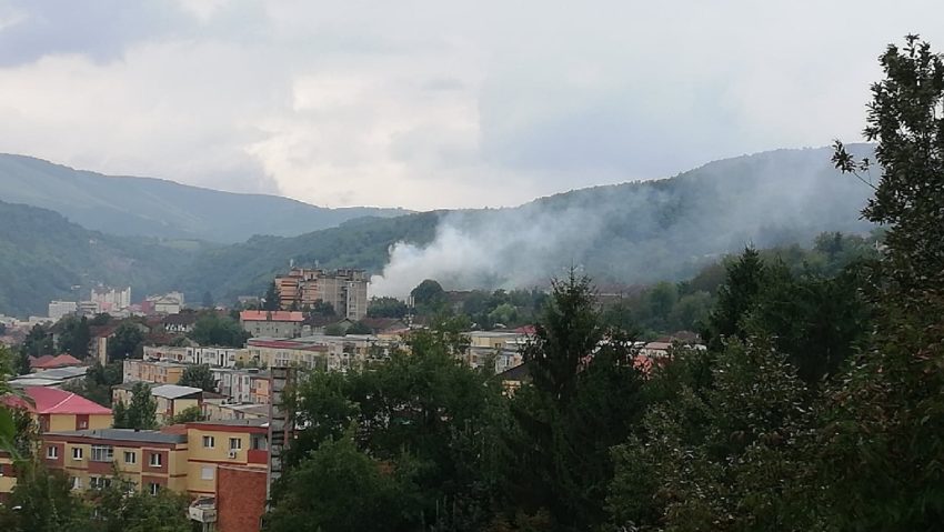 [FOTO-VIDEO] Intervenţie a pompierilor în cartierul reşiţean Moroasa