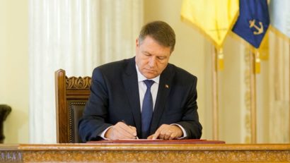 Veste bună pentru angajaţi! Inițiativa legislativă care prevede pedepsirea hărțuirii la locul de muncă a fost promulgată de Klaus Iohannis