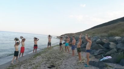 [FOTO-AUDIO] Cei mai buni luptători cadeţi ai României se pregătesc la mare sub coordonarea reșițeanului Florin Dință