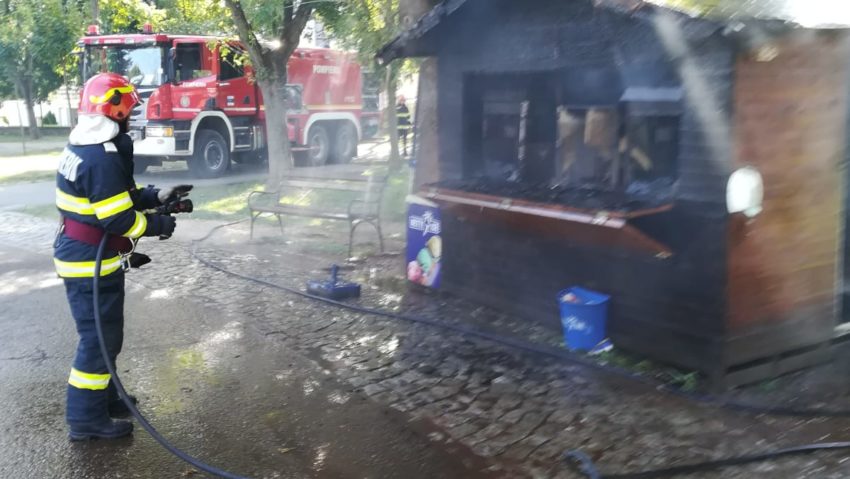 [FOTO] Incendiu în Parcul Tricolorului din Reşiţa