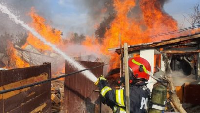 [FOTO] Incendiu la o anexă din Timişoara