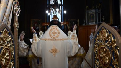 Episcopul Caransebeşului aflat între enoriaşi de sărbătoarea Sfintei Parascheva