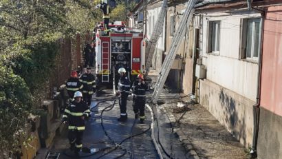 [FOTO] Pompierii au blocat o stradă din Reșița. A luat foc o casă din Muncitoresc!