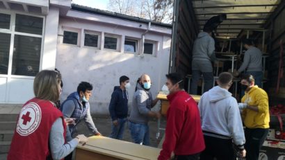 Crucea Roșie din nou alături de semeni! Un tir plin cu mobilier școlar, măști, mănuși și substanțe dezinfectante a ajuns în Caraș-Severin