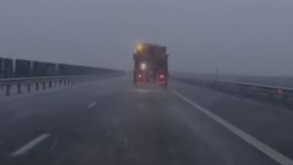 [VIDEO] Ninge în vestul ţării. Drumarii acţionează cu material antiderapant