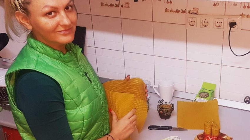 [AUDIO-FOTO] Povestea lumânărilor de ceară din Banat sau cum a transformat o tânără din Reşiţa un hobby într-o mică afacere de apartament!