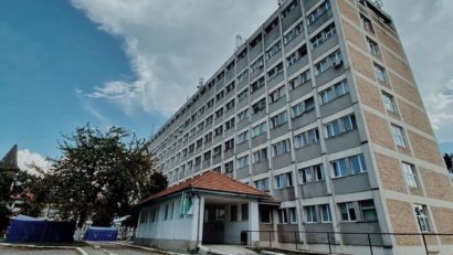 Spitalul Municipal de Urgenţă din Caransebeş a primit noi paturi ATI complet echipate şi monitoare medicale