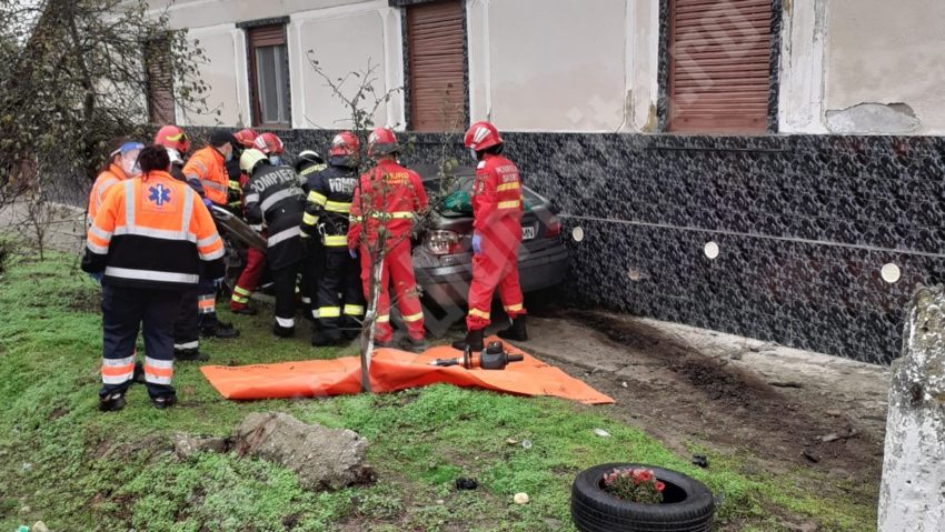 [FOTO] O femeie însărcinată a fost grav rănită după ce două autoturisme s-au ciocnit