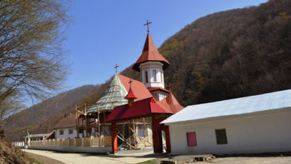 [AUDIO] Hram la schitul de călugări din Feneş la 100 de ani de la chemarea la Ceruri a Sfântului Ierarh Nectarie Taumaturgul