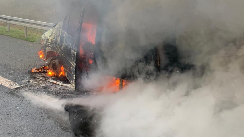 Foc de autostrada Arad-Timişoara. O maşină a ars ca o torţă