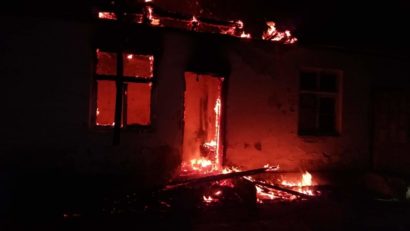 Incendiu la o clădire a Primăriei Buchin din cauza unui cablu electric izolat necorespunzător