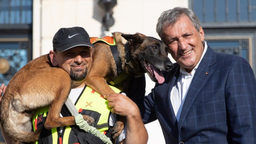 Federaţia pentru Protecţia Animalelor şi Mediului a deschis o petiţie şi strânge semnături pentru menţinerea lui Marcel Vela în fruntea Ministerului de Interne