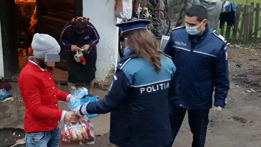 Poliţiştii cărăşeni alături de familiile nevoiaşe, în pragul sărbătorilor de Crăciun!