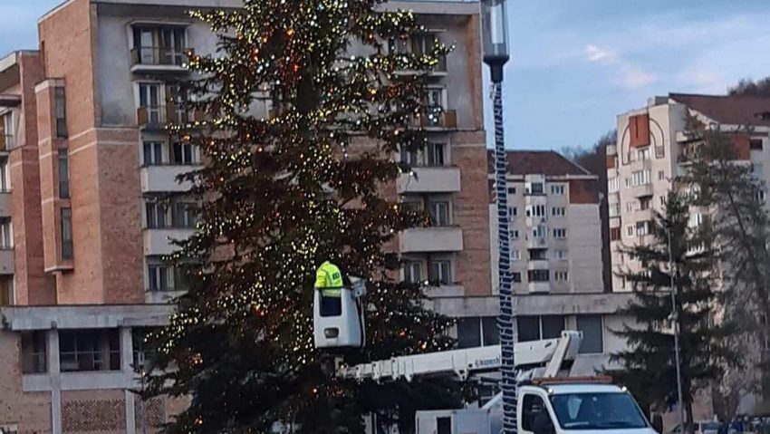 [AUDIO] Reşiţa se pregăteşte de sărbătoare. Iluminatul festiv va fi pornit de Moş Nicolae