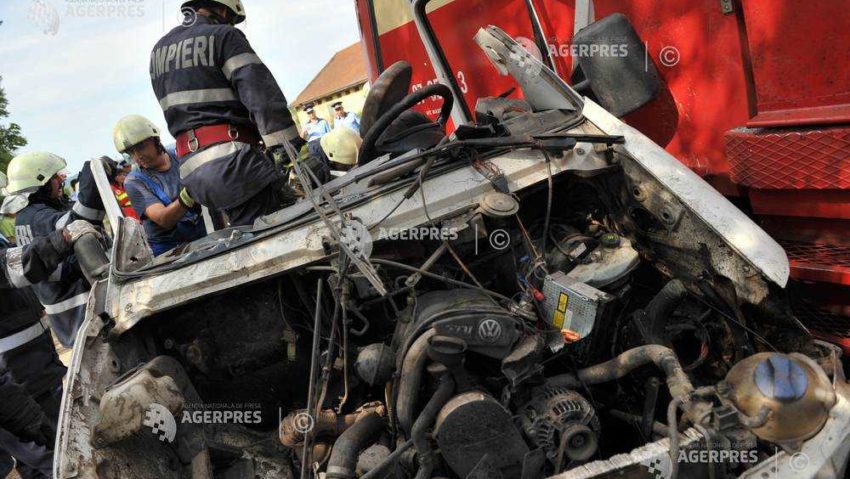 Timiș: mașină lovită de un tren Inter Regio; șoferul a suferit multiple traumatisme