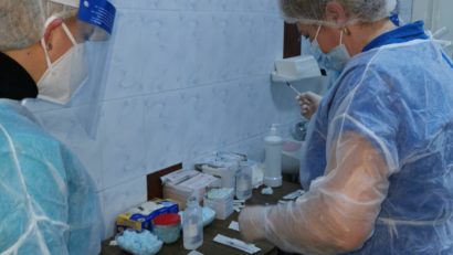 În timp ce cadrele medicale de la Spitalul Municipal Caransebeş primesc rapelul pentru imunizare anti-COVID, unii cetăţeni din Oraviţa şi Timişoara s-au programat pentru vaccinare la Caransebeş