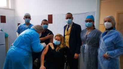 La spitalele din Caransebeş, Oraviţa şi Moldova Nouă a început astăzi etapa a doua de vaccinare împotriva SARS CoV-2