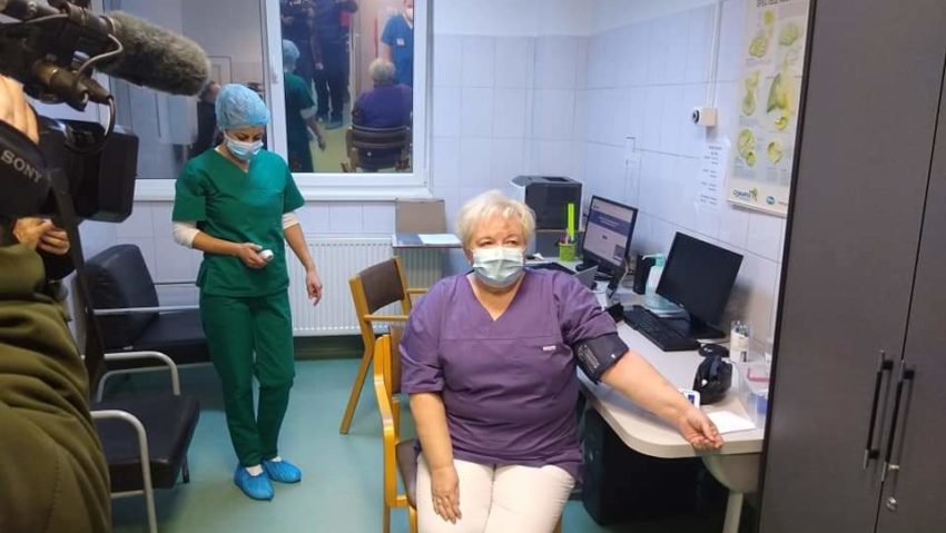 Campania de vaccinare împotriva COVID-19 a început în judeţul Arad. Dana Olar – primul medic imunizat