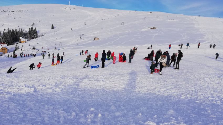 [FOTO-AUDIO] Peste zece mii de turişti în staţiunea cărăşeană Muntele Mic