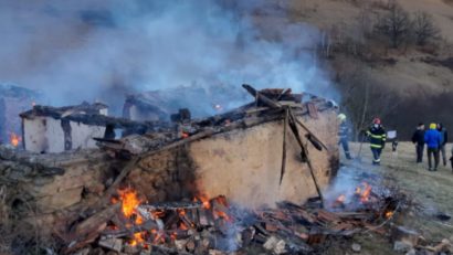 [FOTO] Incendiu cu o victimă în Poiana Buchin