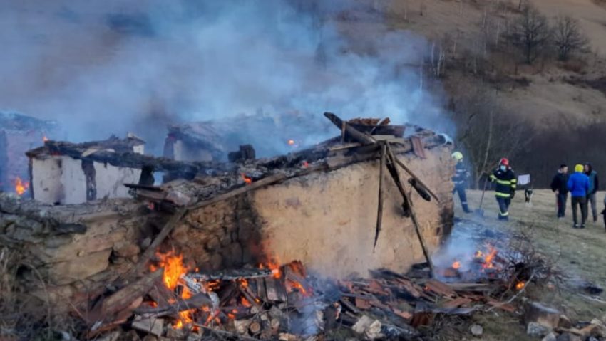 [FOTO] Incendiu cu o victimă în Poiana Buchin