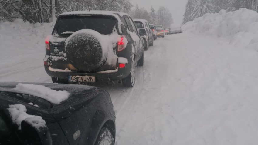 [FOTO] Blocaj auto pe Semenic. Coloană de maşini întinsă pe mai mulţi kilometri