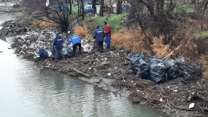 Barajul flotor de la Coramnic s-a rupt. Curăţarea Cernei e dificilă