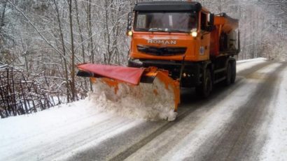 Ninsoare, lapoviţă şi ploaie: Drumarii acţionează pe şoselele din vestul României