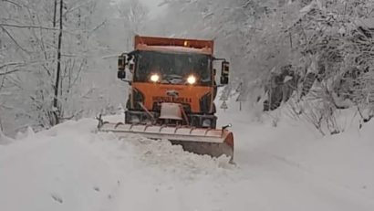 [UPDATE][AUDIO] Circulaţie în condiţii de iarnă spre staţiunea montană Semenic: Operatorul de deszăpezire acţionează în zonă!